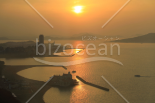 博多湾の夕景と能古島
