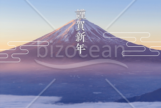 ほんのり赤色に染まる美しい富士山（年賀状メール素材）